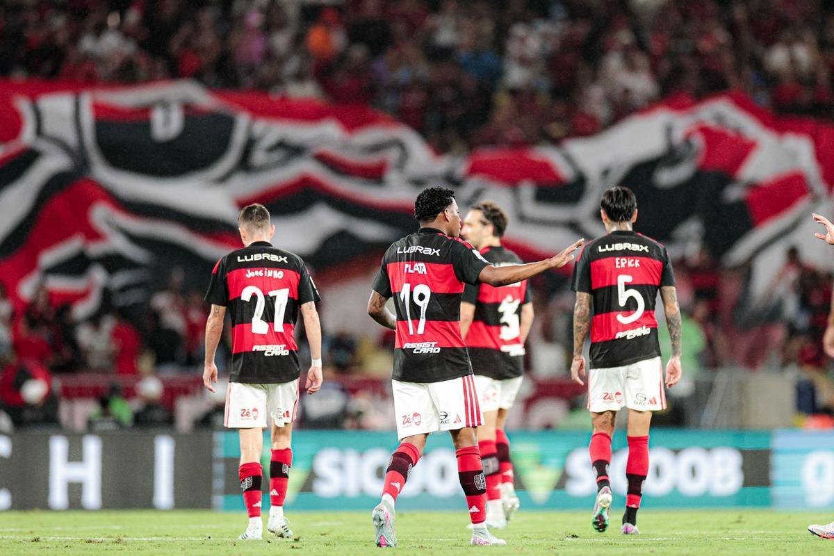 Flamengo vence Atlético-MG no último lance e assume a liderança do Brasileirão